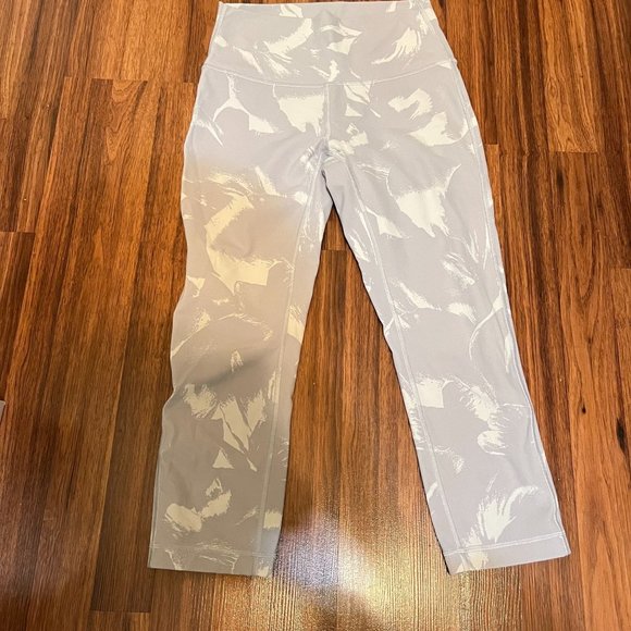 Lululemon crop size 6, camo gray and white - Picture 1 of 10